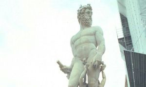 Firenze, un turista sulla fontana di Nettuno per un selfie: danni da 5mila euro