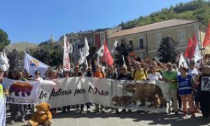 Pescina, duemila persone alla manifestazione per l&rsquo;orsa Amarena