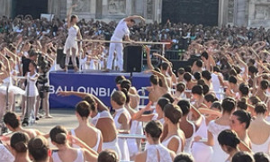 Milano, Roberto Bolle fa lezione di danza in piazza Duomo