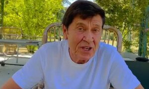 Gianni Morandi: "Mi prendo una pausa dai social". I fan preoccupati per la sua salute