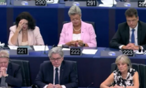 La commissaria Ue Johansson lavora a maglia mentre parla Ursula von der Leyen