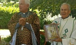 Puglia: sarcedote celebra la messa con la casula leopardata