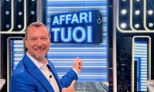 Affari Tuoi, &ldquo;Ha la panza de fori&rdquo;: l&rsquo;assistente di studio rimprovera un signore tra il pubblico