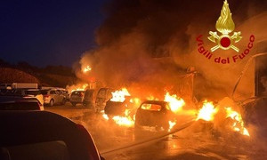 Olbia: gigantesco incendio distrugge una concessionaria