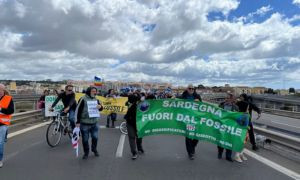 Corteo e manifesti funebri per lo sciopero per il clima a Cagliari