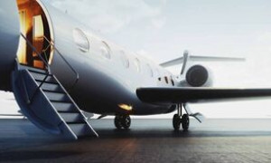 Gli attivisti contro l'azienda inglese di noleggio di jet privati