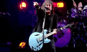 Un fan si sente male durante il concerto dei Foo Fighters: ecco la reazione di Dave Grohl