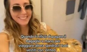 Non vuole pagare il bagaglio a mano: tiktoker si fa spedire i vestiti da Vinted in aeroporto