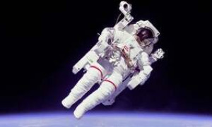 La moda spaziale di Prada: la casa di moda firma le tute spaziali degli astronauti