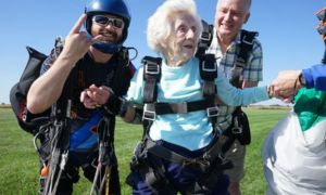 Usa: morta la paracadutista di 104 anni Dorothy Hoffner