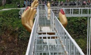 Crolla il ponte di vetro nella foresta indonesiana, muore un turista