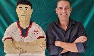 Gigi Riva, gli auguri per il 79&deg; compleanno con un busto in Lego