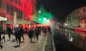 Champions, notte di paura a Milano, scontri tra milanisti e francesi, un tifoso del PSG accoltellato