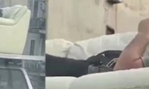 Virale il tiktok di una Panda che trasporta un divano nel tettuccio, con sopra un &quot;passeggero extra&quot;