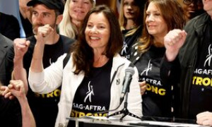 Hollywood: raggiunto l'accordo, termina lo sciopero di attori e sceneggiatori dopo 118 giorni