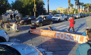 Cagliari, attivisti climatici bloccano il traffico in via Roma