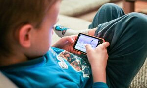 Smartphone, &egrave; allarme dipendenza per giovani e bambini in Sardegna