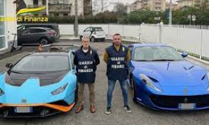 Frode del bonus edilizia per comprare Ferrari e Lamborghini: scatta il sequestro