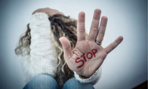 Francia, tecnologia contro la violenza sulle donne: telefono con GPS e bracciale elettronico