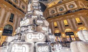 L&rsquo;albero Gucci a Milano, scoppia la polemica
