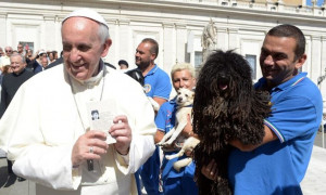 Papa Francesco ancora una volta parla di cagnolini e natalit&agrave;