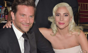 Fotografo cade sul red carpet ad aiutarlo Lady Gaga e Bradley Cooper