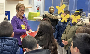 Escalaplano, i bambini spediscono le letterine per Babbo Natale dall'ufficio postale del paese