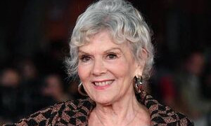 Incidente sotto l'albero di Natale Gucci: Caterina Caselli cade e si rompe il braccio