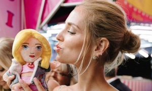 Nuovi guai per Chiara Ferragni: indagini anche sulla bambola Trudi