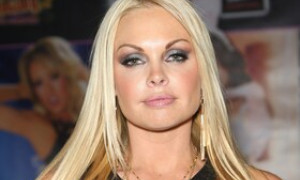 La pornostar Jesse Jane trovata senza vita insieme al suo compagno: sospetta overdose