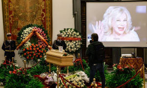 L'Ultimo atto di Sandra Milo: camera ardente al Campidoglio e commosso tributo dei figli
