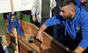 Continua la protesta degli agricoltori e allevatori sardi al porto di Cagliari