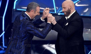John Travolta fa il Ballo del Qua Qua con Fiorello e Amadeus