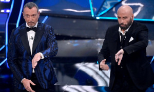 Amadeus in conferenza stampa: John Travolta a Sanremo 2024: "Polemica? Mi sembra una str******"