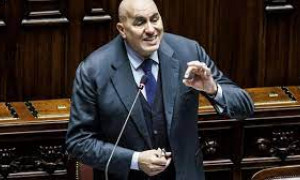 Sospetta pericardite per il ministro Crosetto, ricoverato d'urgenza