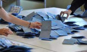 Signora Maria apre le porte di casa sua per il seggio elettorale di un piccolo borgo della Nurra