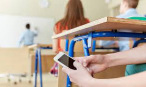 Stop a cellulari e tablet nelle scuole anche per scopi didattici