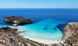 Spiaggia dei Conigli a Lampedusa, seconda tra le 10 spiagge pi&ugrave; belle del mondo