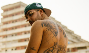 Geolier porta il premio delle Cover vinto a Sanremo sulla tomba dell'amico