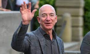 Jeff Bezos torna ad essere l'uomo pi&ugrave; ricco del mondo, scavalcando Elon Musk