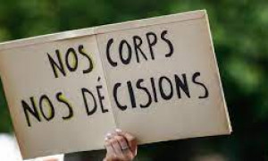 Francia, l&rsquo;aborto diventa un diritto costituzionale