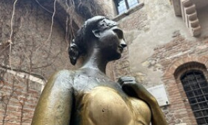 Verona, troppe carezze dai turisti: danneggiata la statua di Giulietta