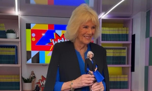 La Regina Camilla riceve una bambola Barbie a sua immagine e somiglianza