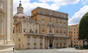 Indagati il fratello del cardinale Becciu e il vescovo di Ozieri per riciclaggio e peculato