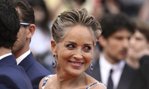 Scandalo a Hollywood: Sharon Stone rivela il produttore che le chiese di fare sesso