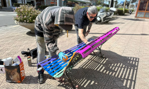 Quartu, nella Via del Mare cinque nuove panchine color arcobaleno