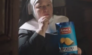 Lo spot di Amica Chips con la patatina al posto dell'ostia ritirato per blasfemia
