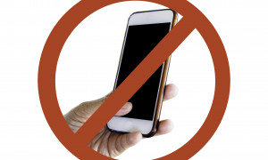 Cellulari vietati, fioccano le iniziative in Italia e non solo