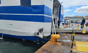 Incidente al Molo Beverello di Napoli: la nave Isola di Procida urta la banchina, circa 30 feriti