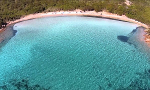 Arzachena, numero chiuso alla spiaggia delle Piscine e ticket per i non residenti